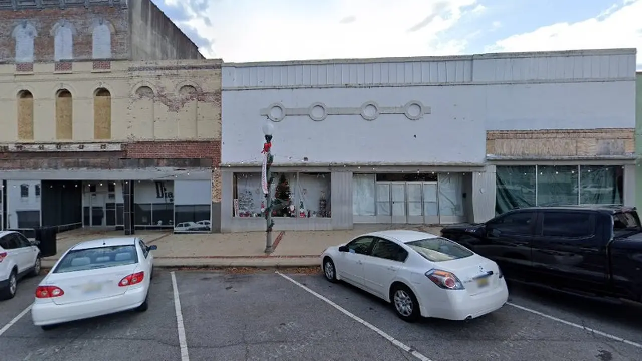 Consignment store in Talladega, Alabama: Deal Hounds