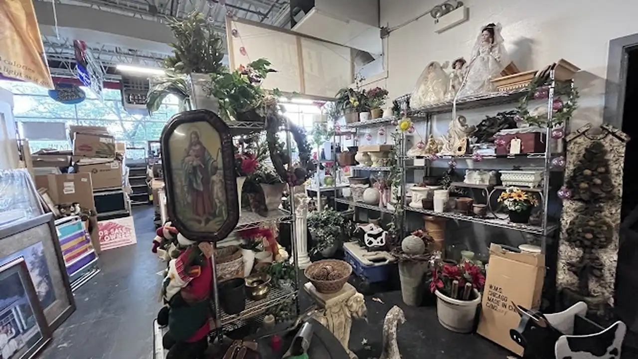 Consignment store in Melrose Park, Illinois: Debbie's Darn Good Deals