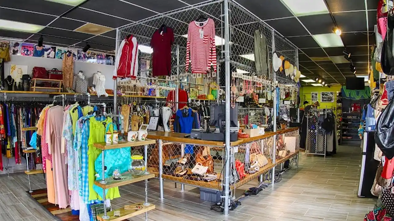 Consignment store in Orlando, Florida: Dechoes