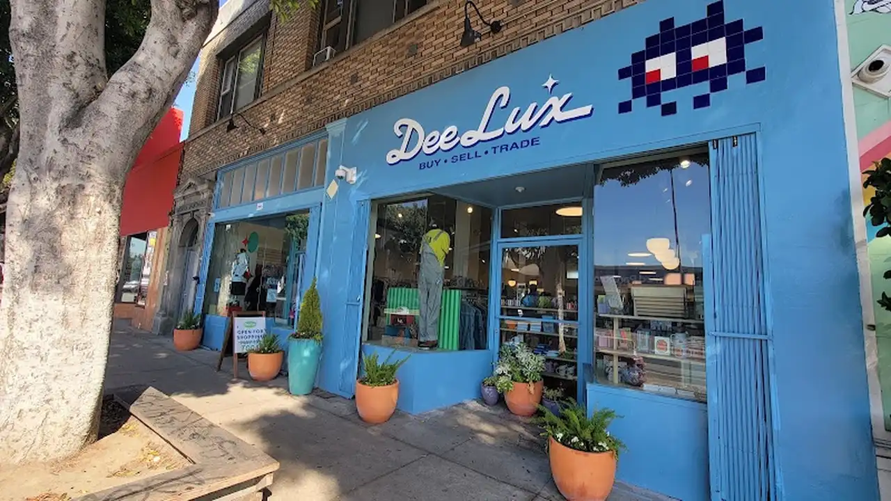 Consignment store in Los Angeles, California: DeeLux
