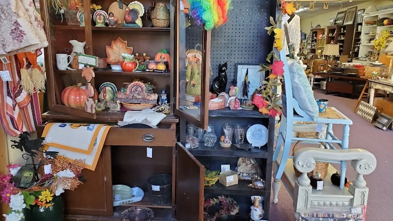 Consignment store in Clinton, Iowa: Deja Vu Furniture and Accessories