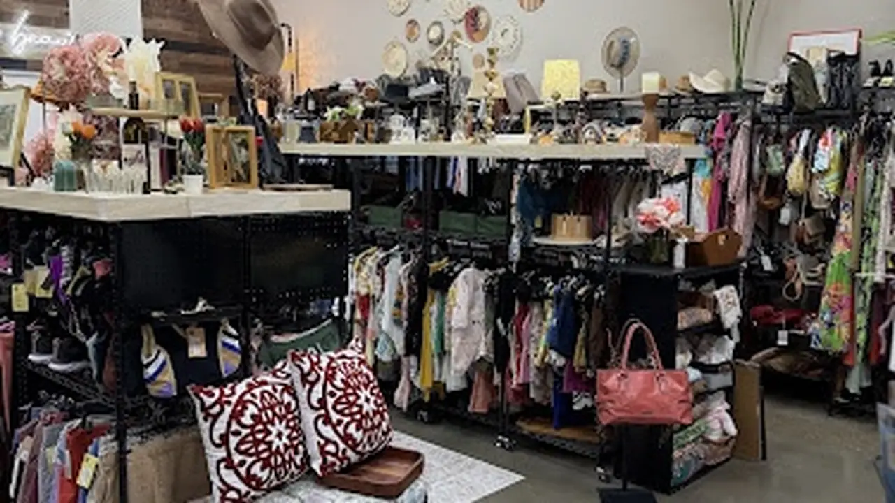 Consignment store in Anthem, Arizona: Deserted Designs