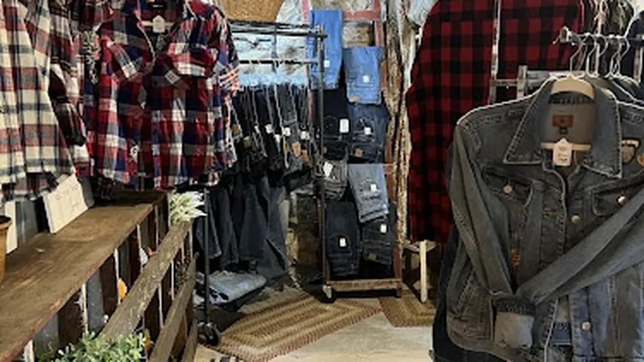 Consignment store in Martinsburg, Pennsylvania: Designs by Betty Lou