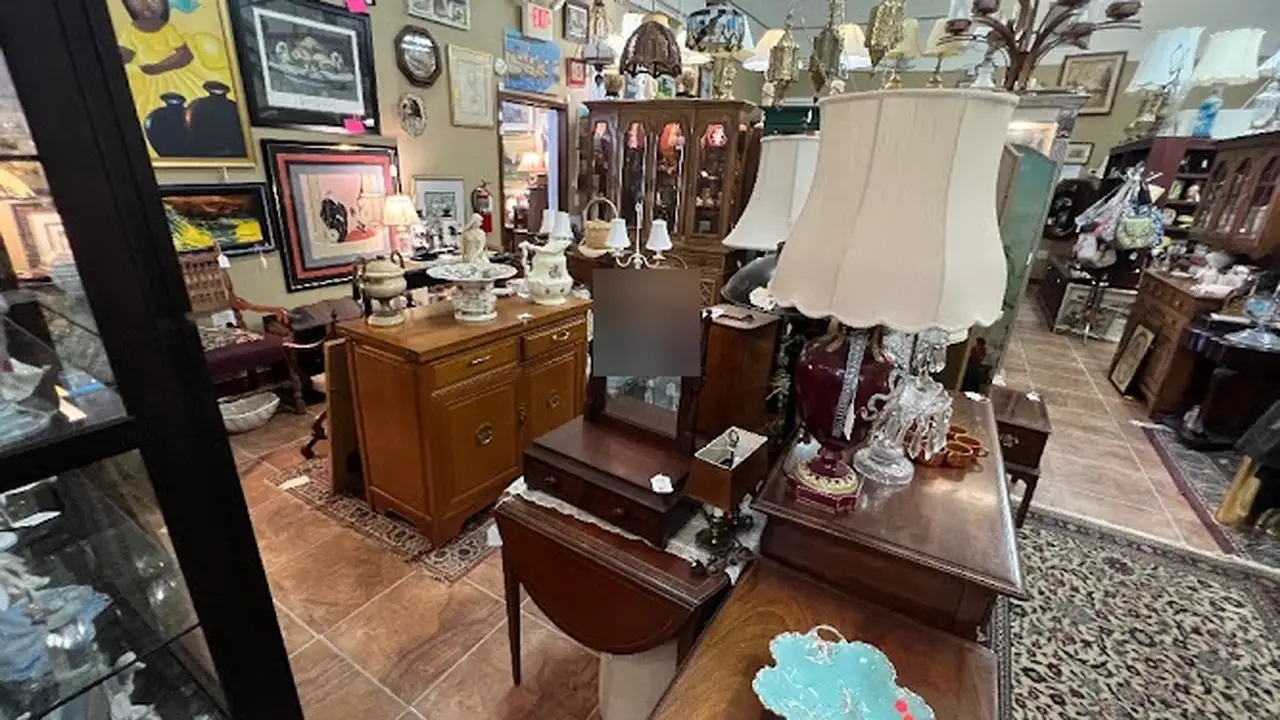 Consignment store in Palm Coast, Florida: Diana Minotti Fine Art, Antiques & Collectibles