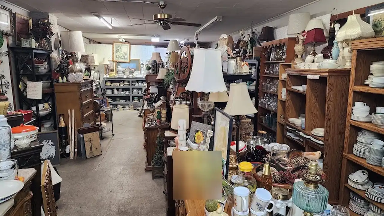 Consignment store in Bowling Green, Kentucky: DIBS On & Off Broadway
