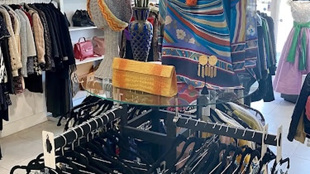 Consignment store in West Palm Beach, Florida: Dina C's Fab & Funky Consignment Boutique