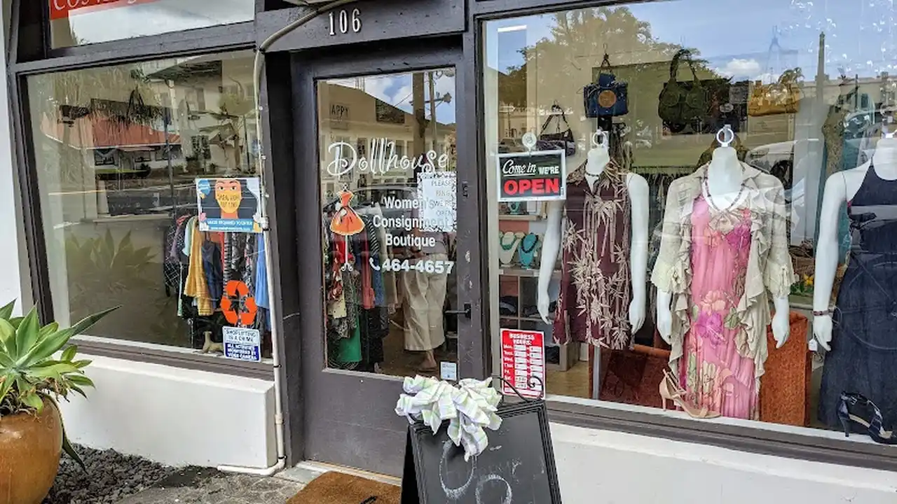 Consignment store in Hilo, Hawaii: Dollhouse
