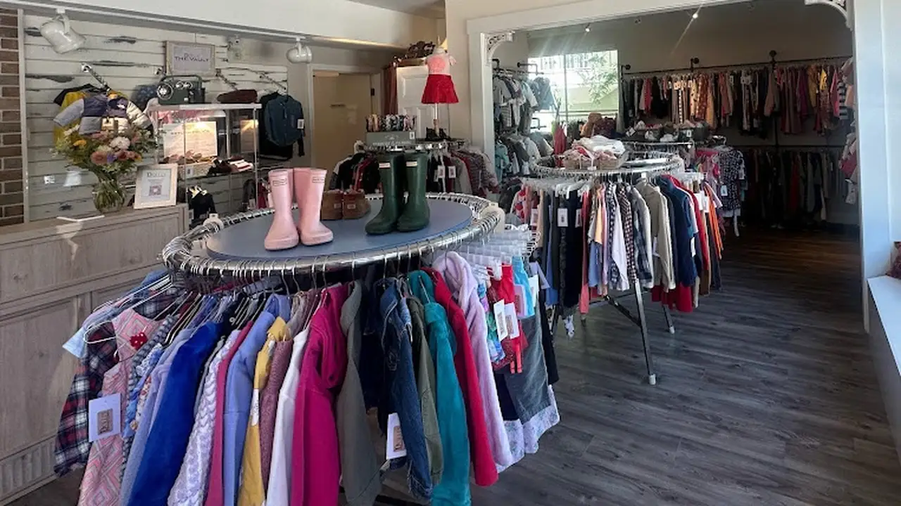 Consignment store in South Hadley, Massachusetts: Dolli's Curated Closet