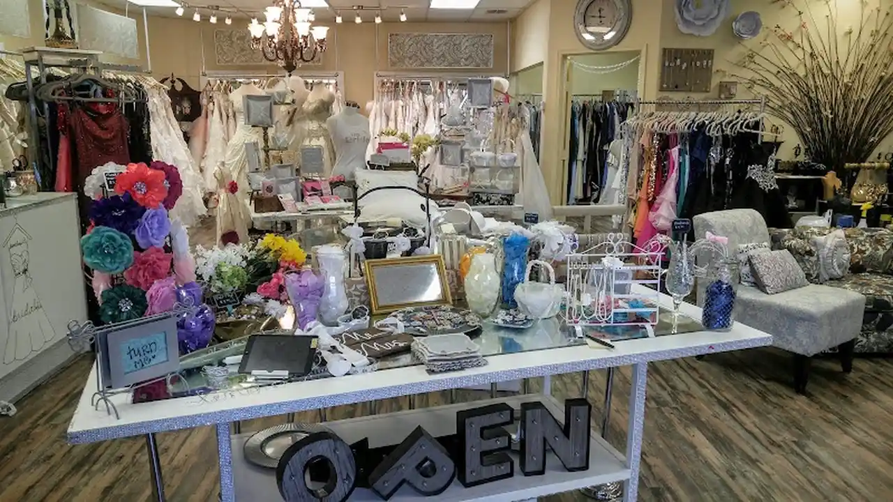 Consignment store in Phoenix, Arizona: Don't Box It Bridals