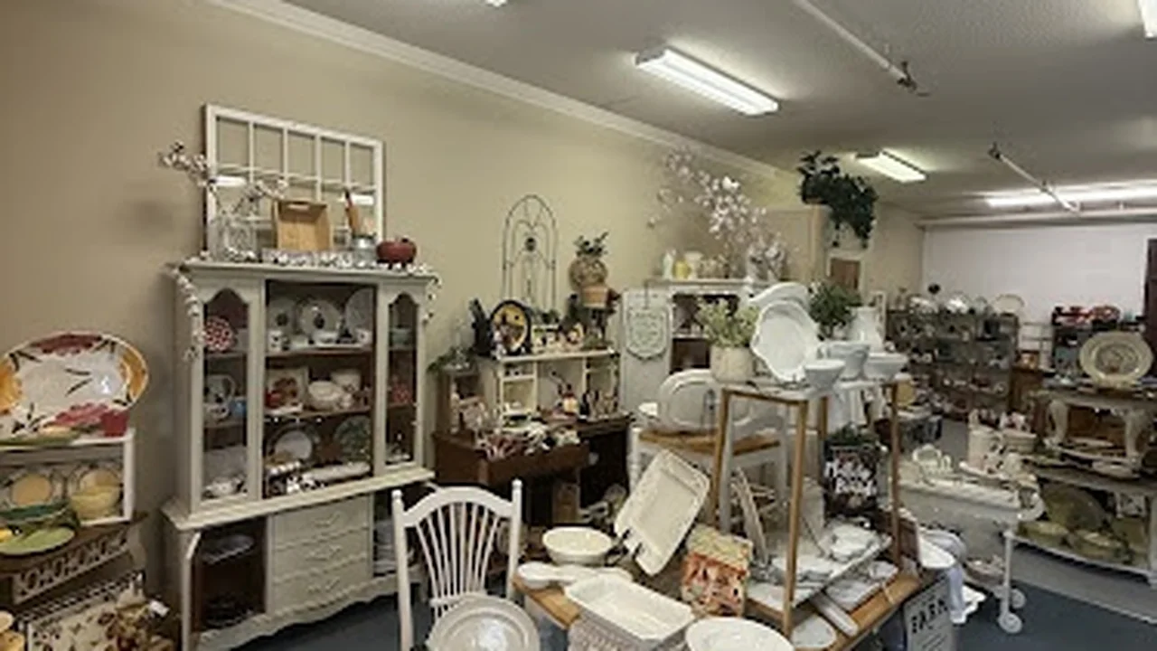 Consignment store in Glastonbury, Connecticut: Donna's Kitchen Consignment