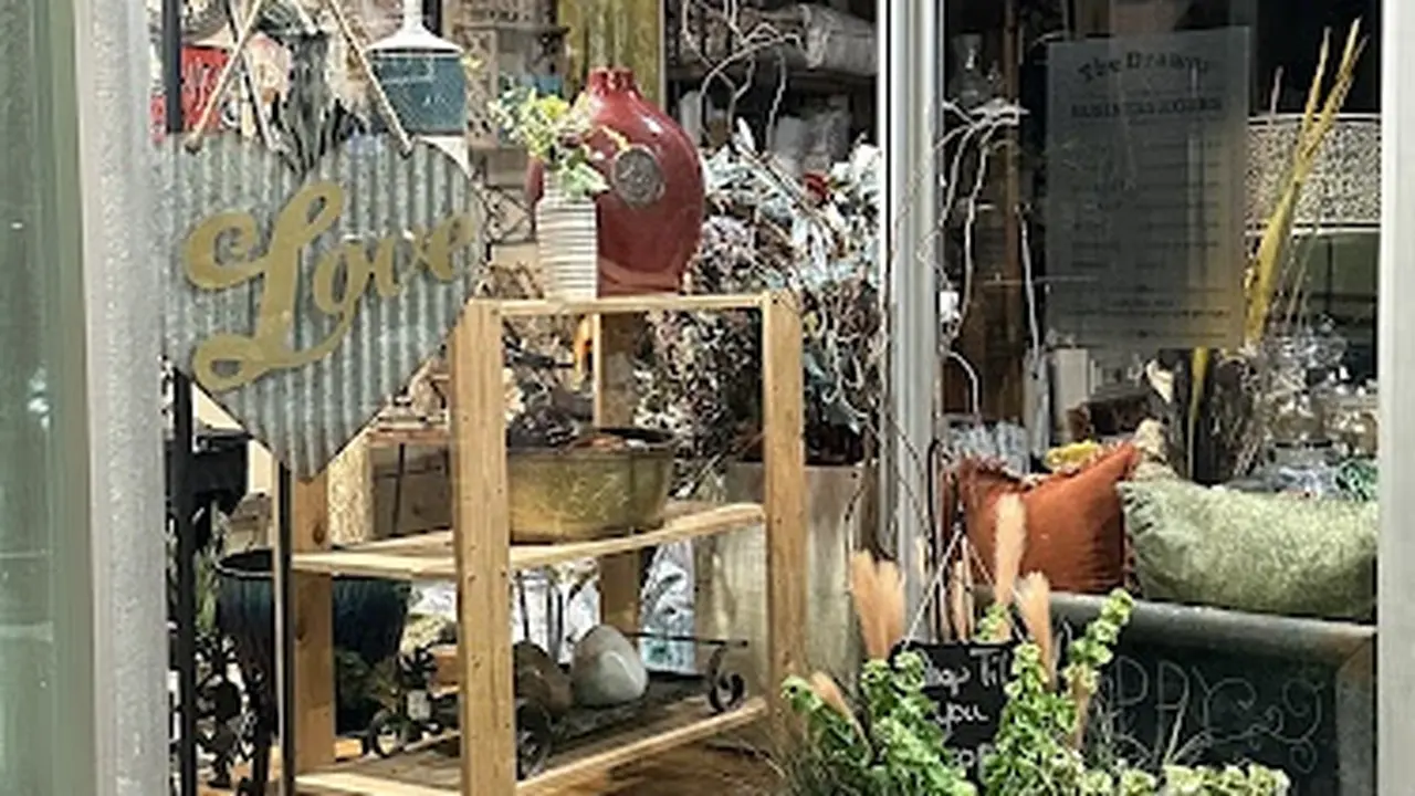 Consignment store in Holdrege, Nebraska: Drawer