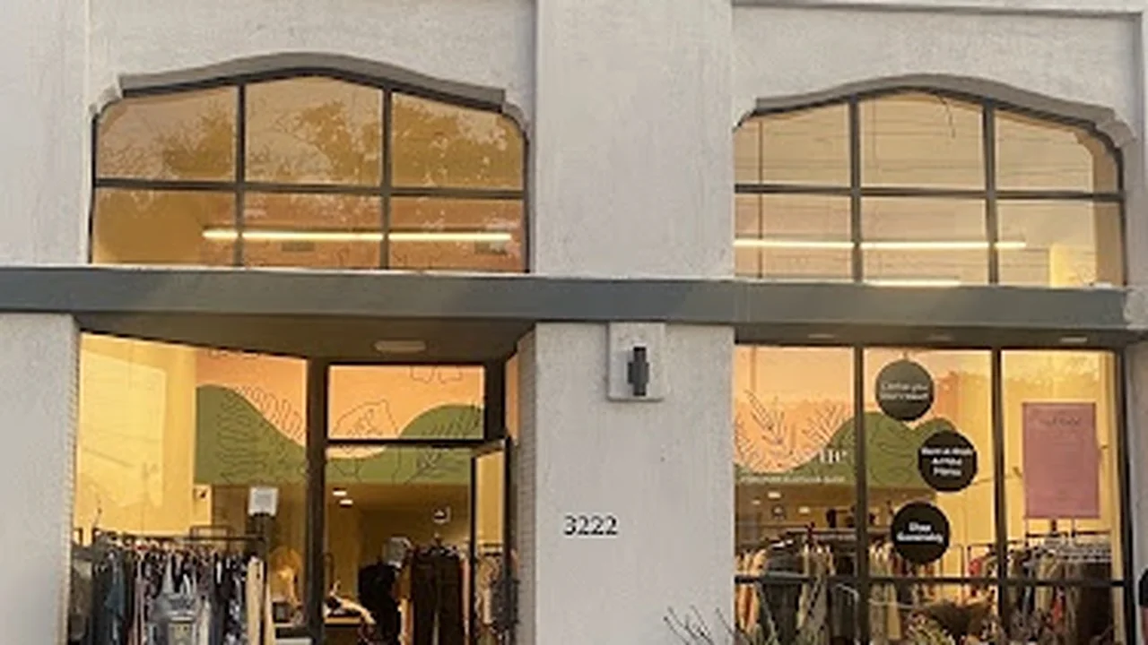 Consignment store in Los Angeles, California: Dresscue