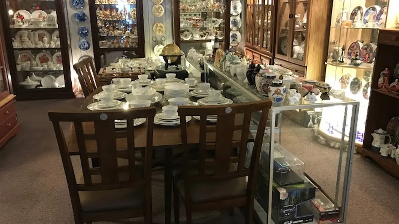 Consignment store in Newport News, Virginia: Dynasty Collectibles