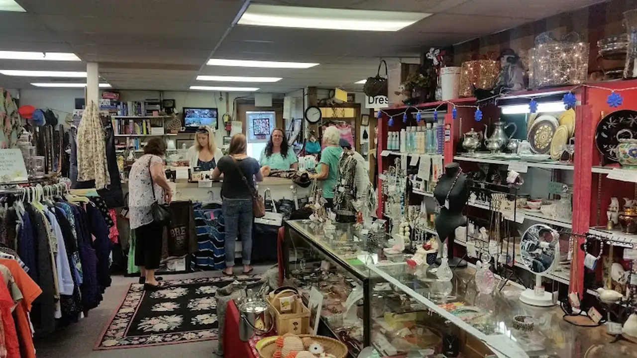 Consignment store in Traverse City, Michigan: Ebb Tide Resale Shop