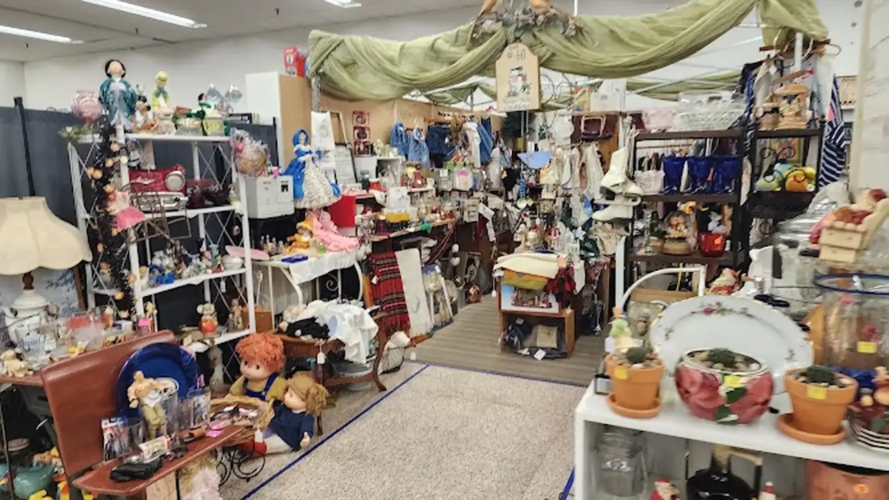 Consignment store in Faribault, Minnesota: Eclectic Alliance 1