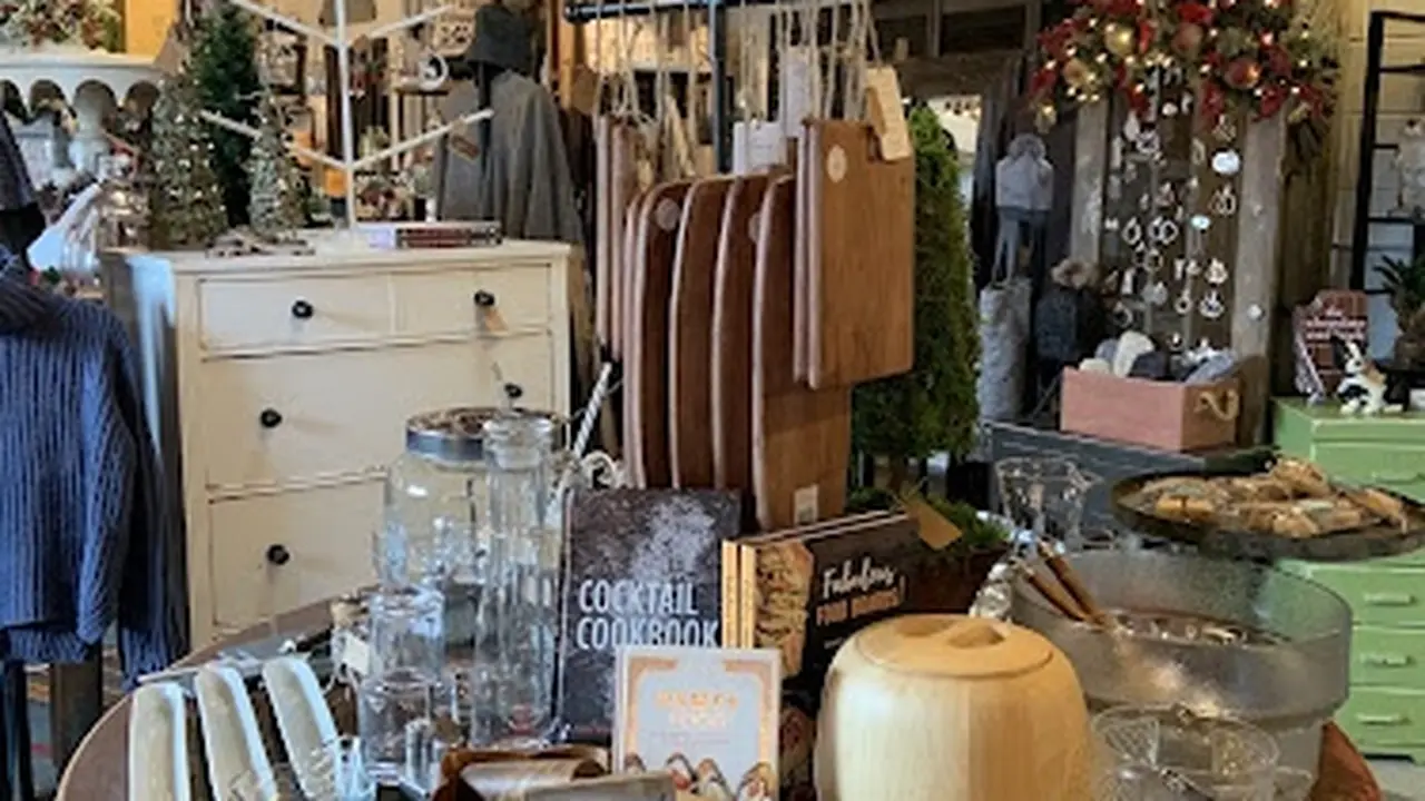 Consignment store in Clawson, Michigan: Eclectic Home
