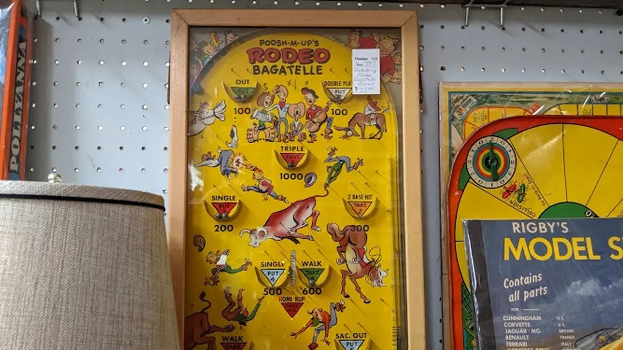 Consignment store in El Paso, Illinois: El Paso Antique Mall