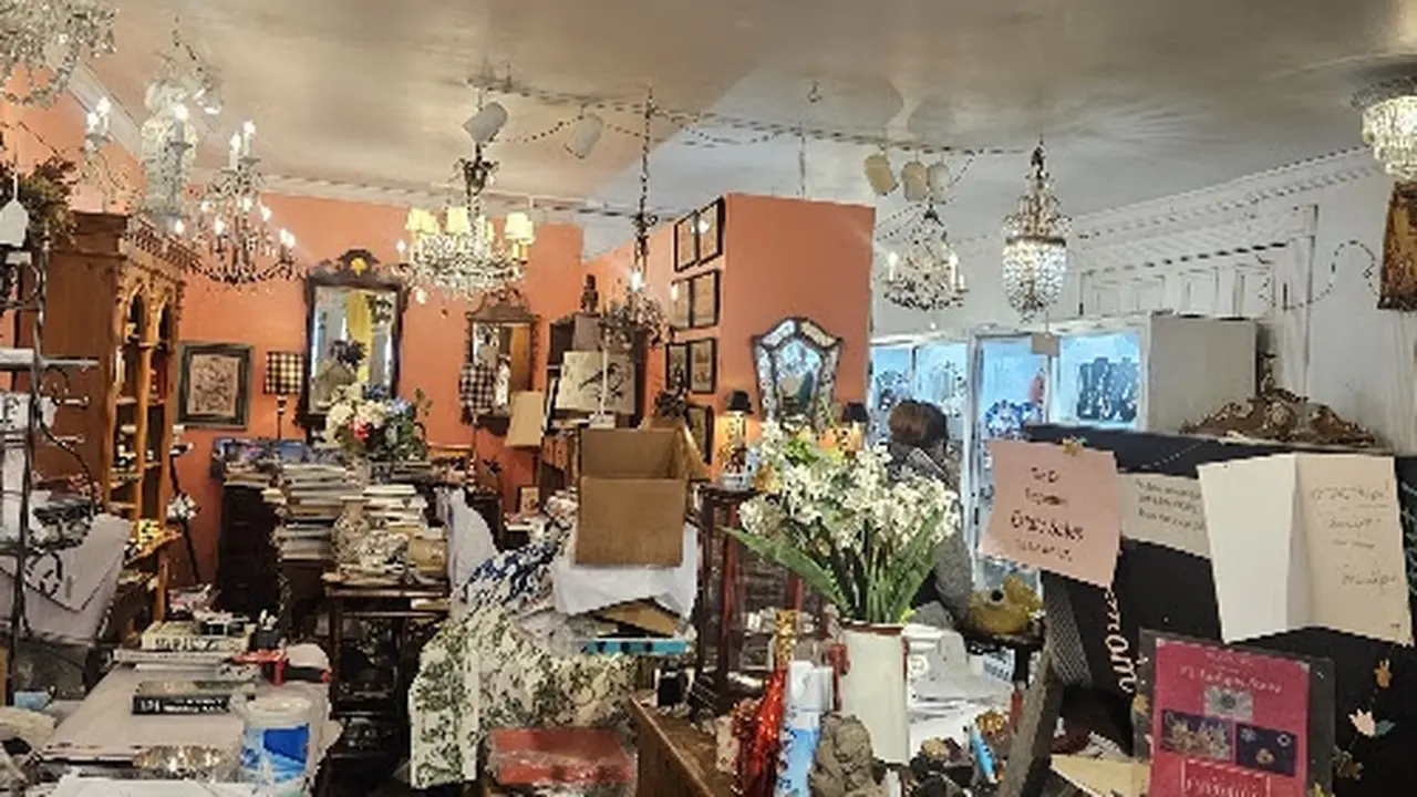 Consignment store in St. Louis, Missouri: Emporium St. Louis