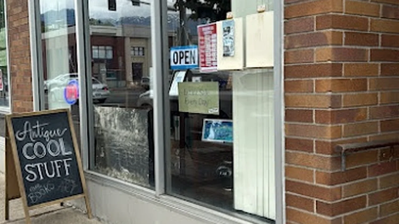 Consignment store in Port Angeles, Washington: Epilogue Gifts & Collectibles
