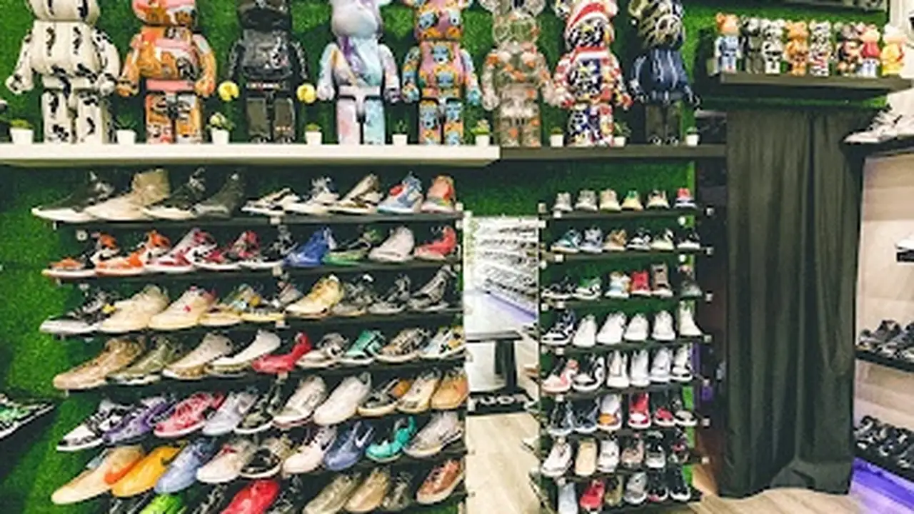 Consignment store in Encino, California: Equvalence