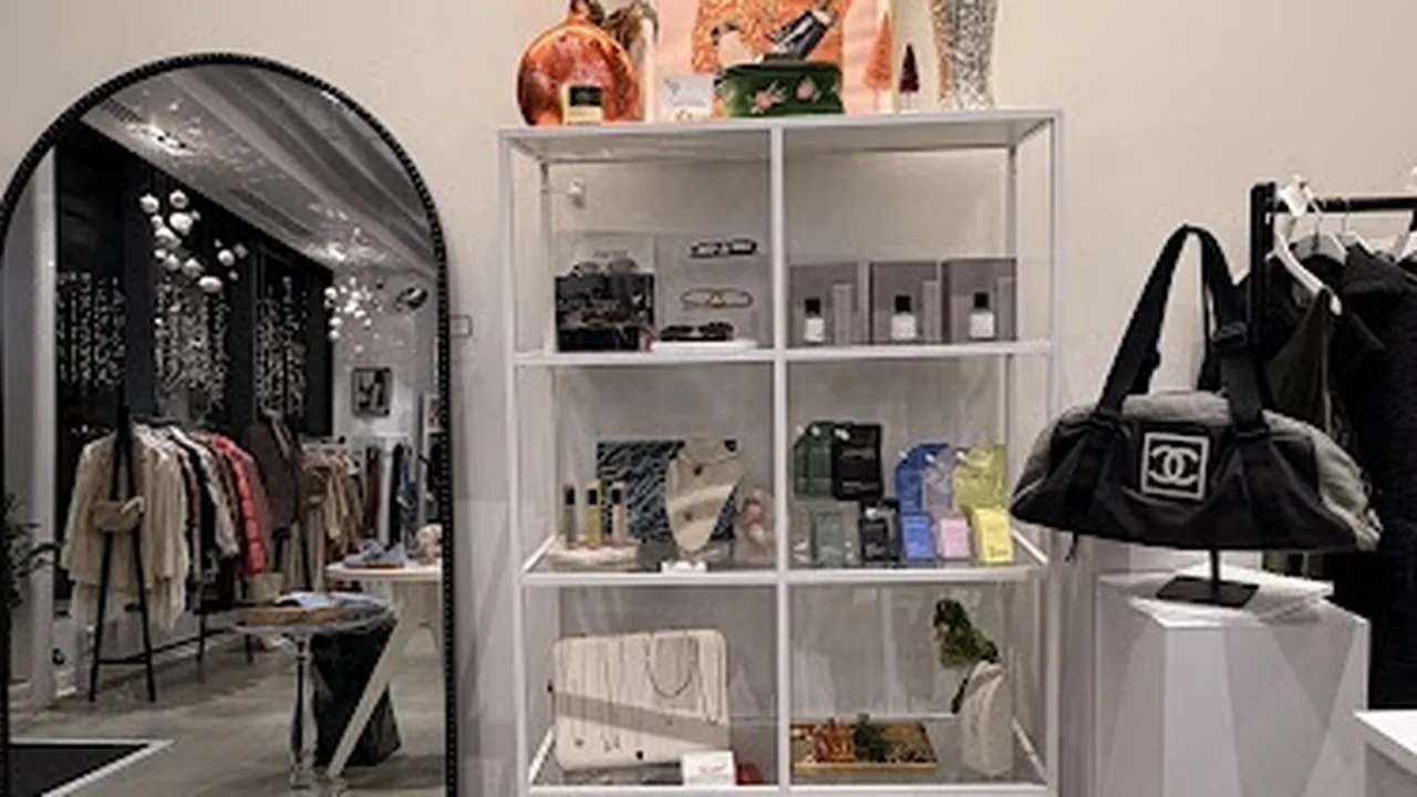 Consignment store in Seattle, Washington: Eres Boutique SLU