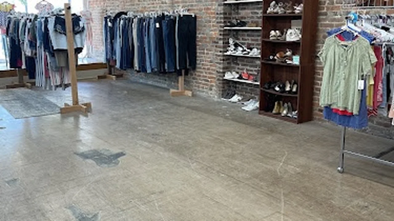 Consignment store in Scottsville, Kentucky: Eshie’s Consignment Boutique