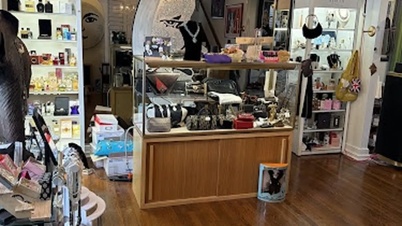 Consignment store in Metairie, Louisiana: Estate of the Art Consignment and Boutique