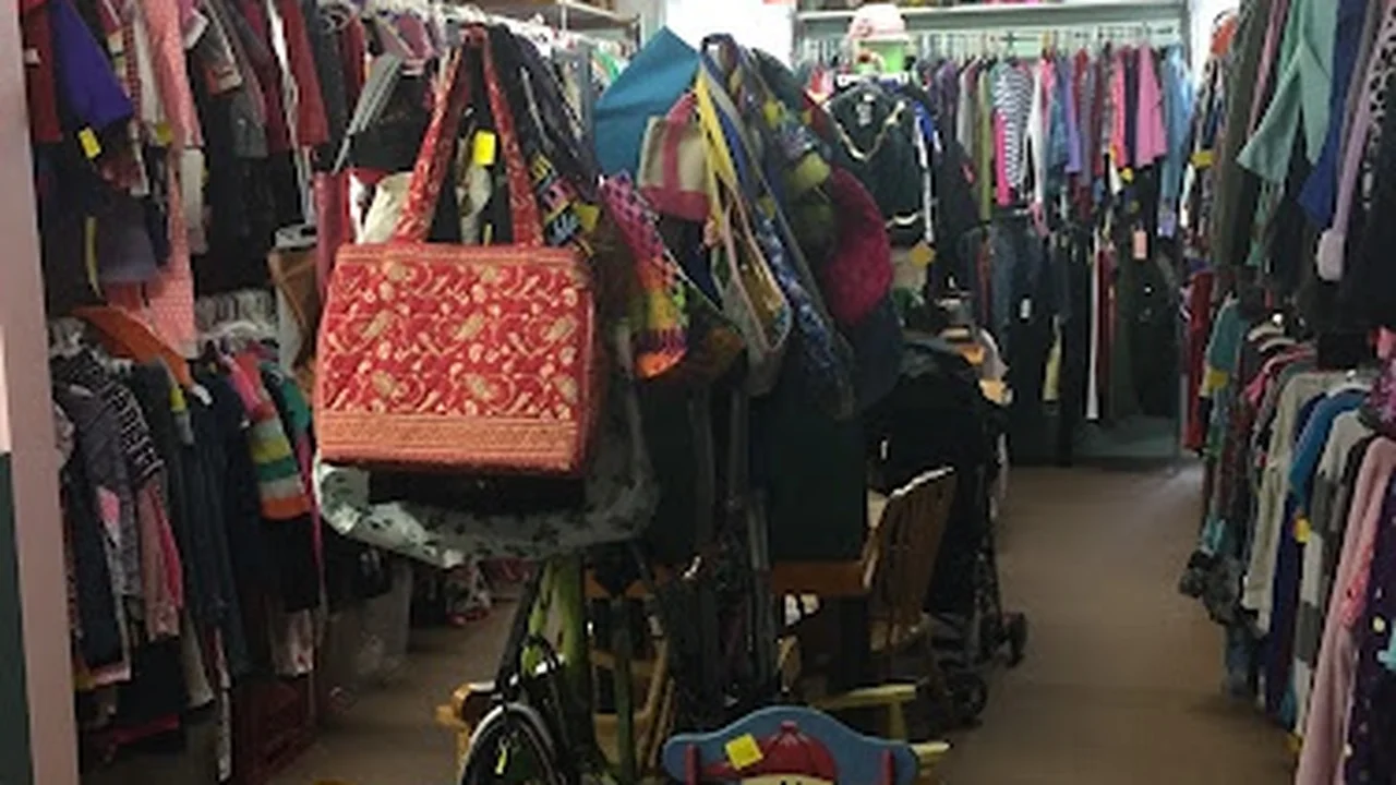 Consignment store in Meredith, New Hampshire: Etcetera Shoppe