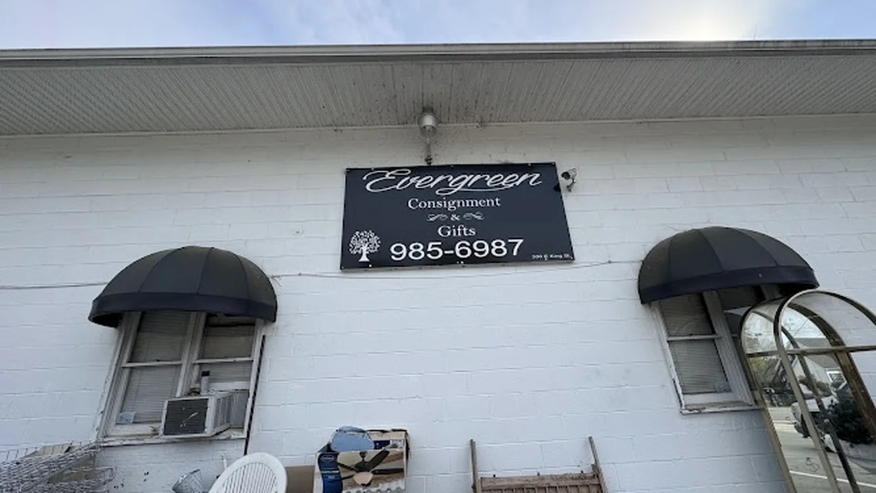 Consignment store in King, North Carolina: Evergreen Consignment & Gifts