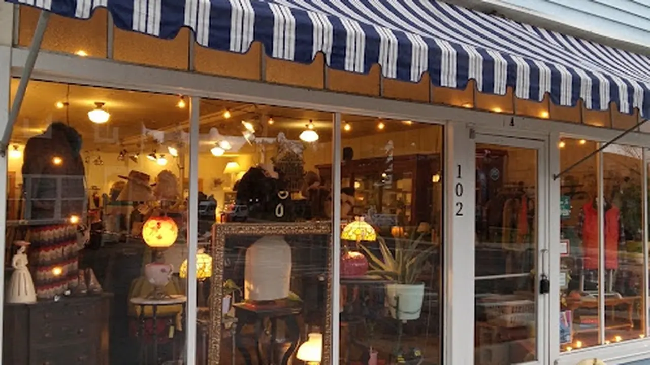 Consignment store in Lake Leelanau, Michigan: Evergreen Consignment