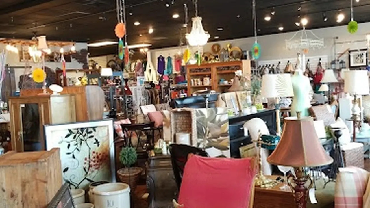 Consignment store in Frankfort, Illinois: Evilena's Red Dresser