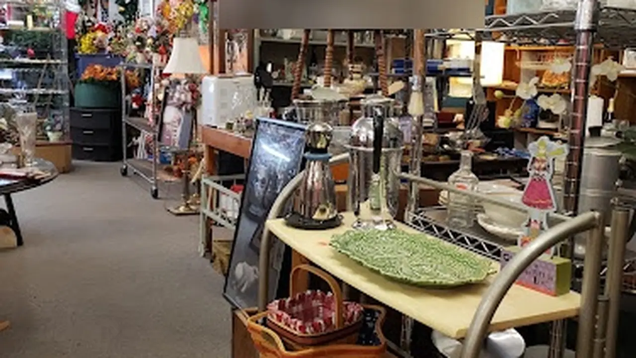 Consignment store in Galena, Illinois: EZSELLUSA ANTIQUE MALL AND CONSIGNMENT CENTER