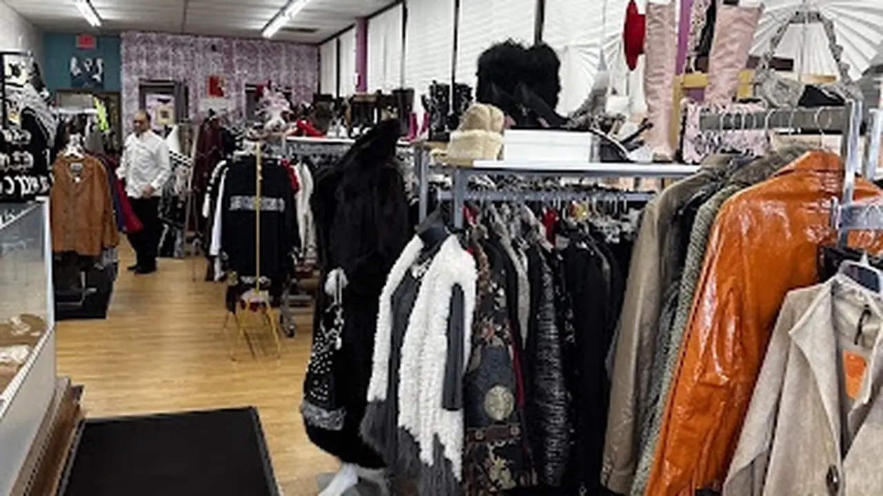 Consignment store in Country Club Hills, Illinois: Fabulous Finds Consignment