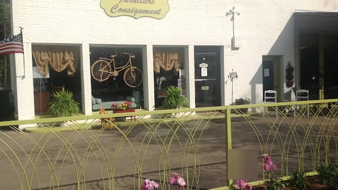Consignment store in Fairhope, Alabama: Fairhope Furniture Consignment