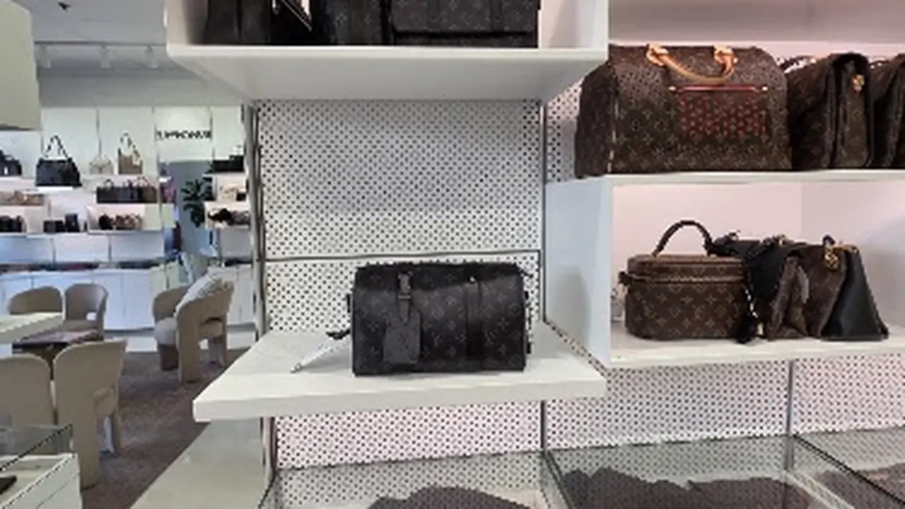 Consignment store in San Diego, California: FASHIONPHILE San Diego Pop-Up