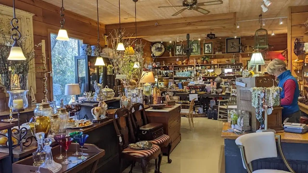 Consignment store in Hendersonville, North Carolina: Feather Your Nest