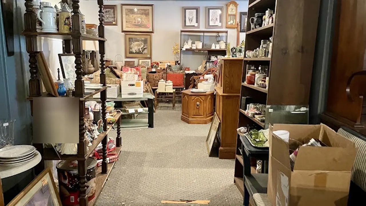 Consignment store in Newburgh, Indiana: Feather Your Nest