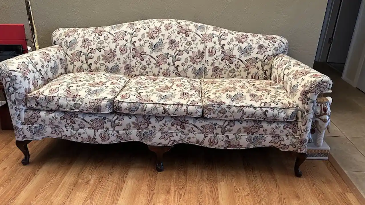Consignment store in Venice, Florida: Fifi's Fine Furnishings