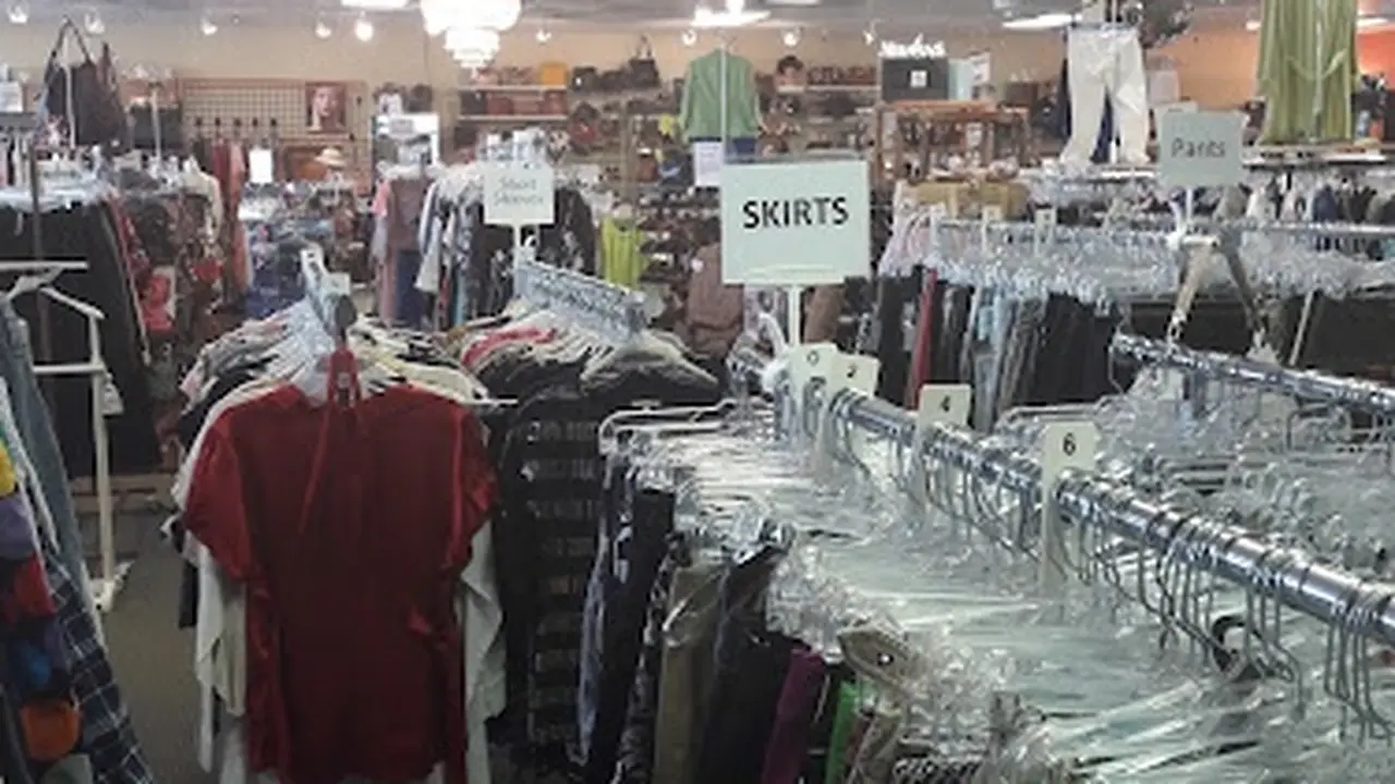 Consignment store in Bradenton, Florida: FIFI'S Fine Resale Apparel and Accessories