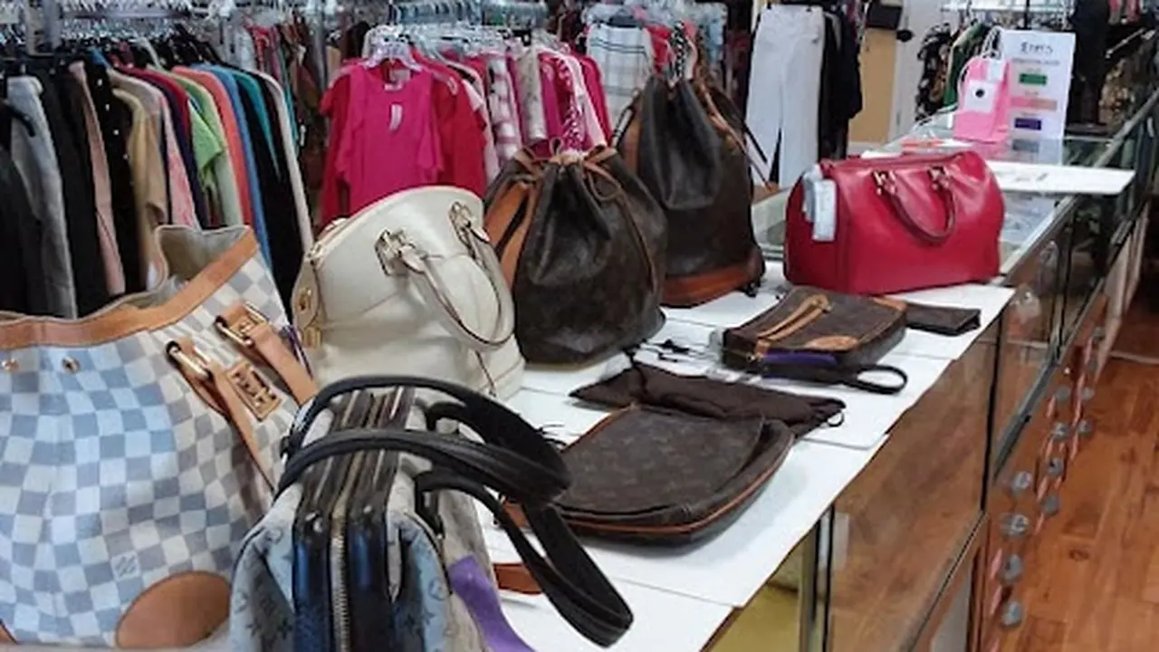 Consignment store in Jacksonville, Florida: Fifi's Fine Resale Apparel of Deerwood