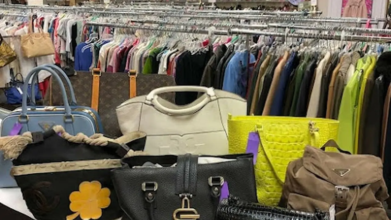 Consignment store in Ponte Vedra Beach, Florida: Fifi's Fine Resale Apparel of Ponte Vedra