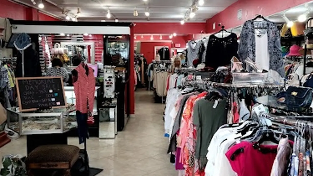 Consignment store in Sarasota, Florida: Fifi's Fine Resale Apparel