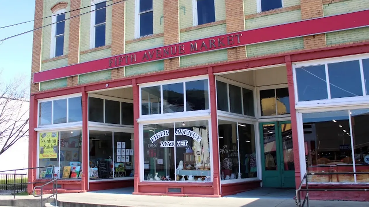 Consignment store in Florala, Alabama: Fifth Avenue Market