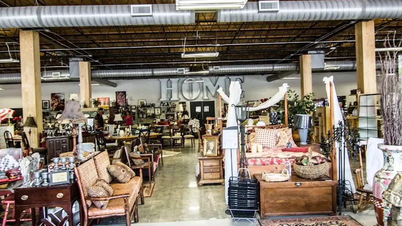 Consignment store in Decatur, Georgia: Finders Keepers Consignment Furnishings