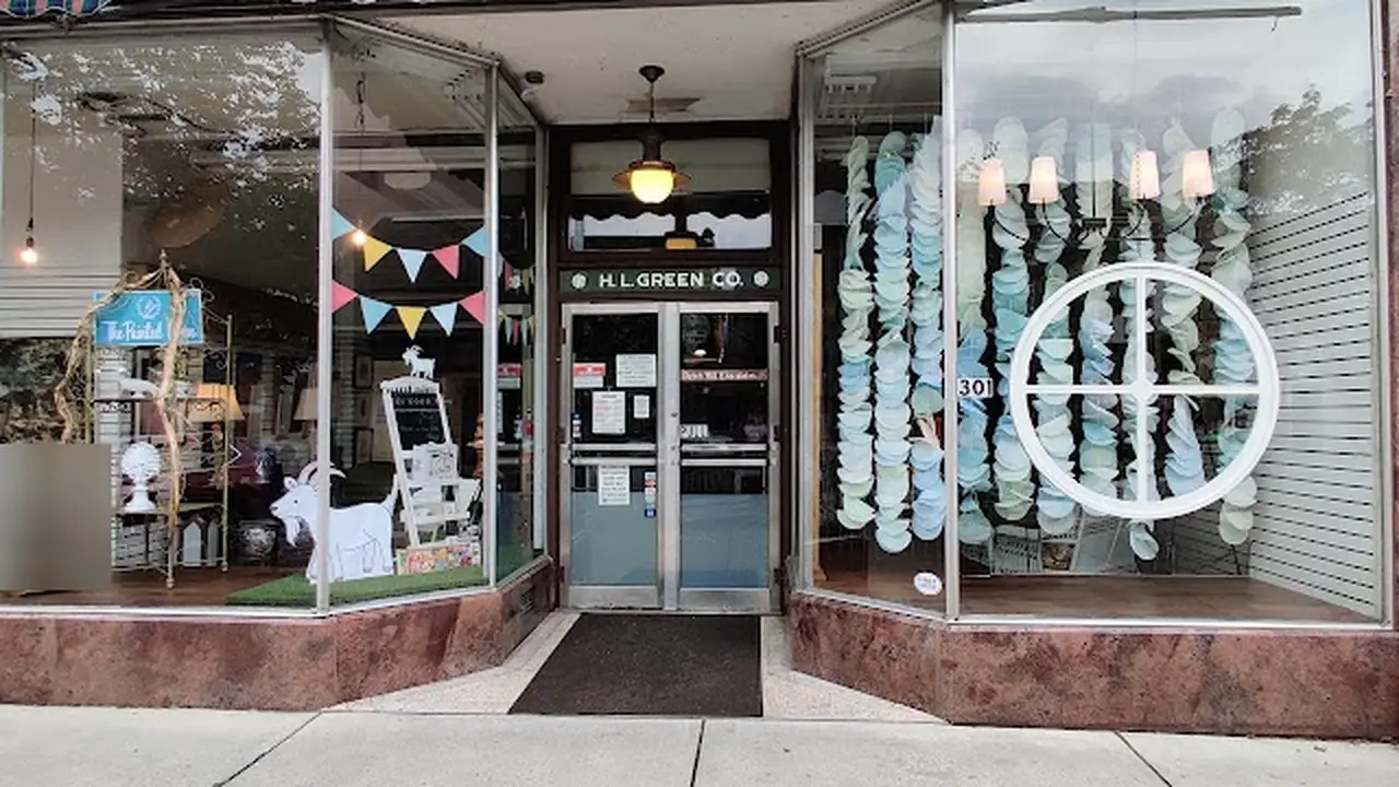 Consignment store in Hollidaysburg, Pennsylvania: FINDS Furniture Consignment