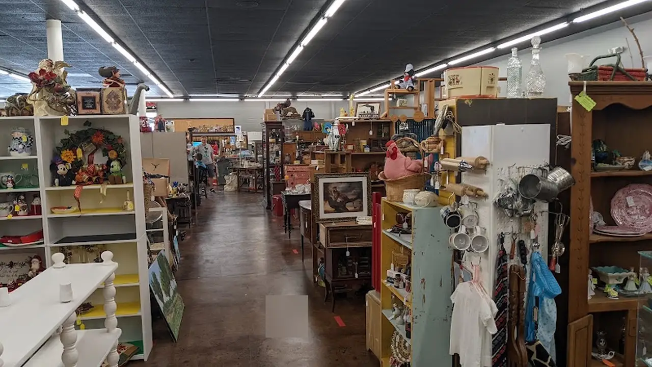 Consignment store in Decatur, Alabama: Firehouse Antiques and Collectibles Station #2