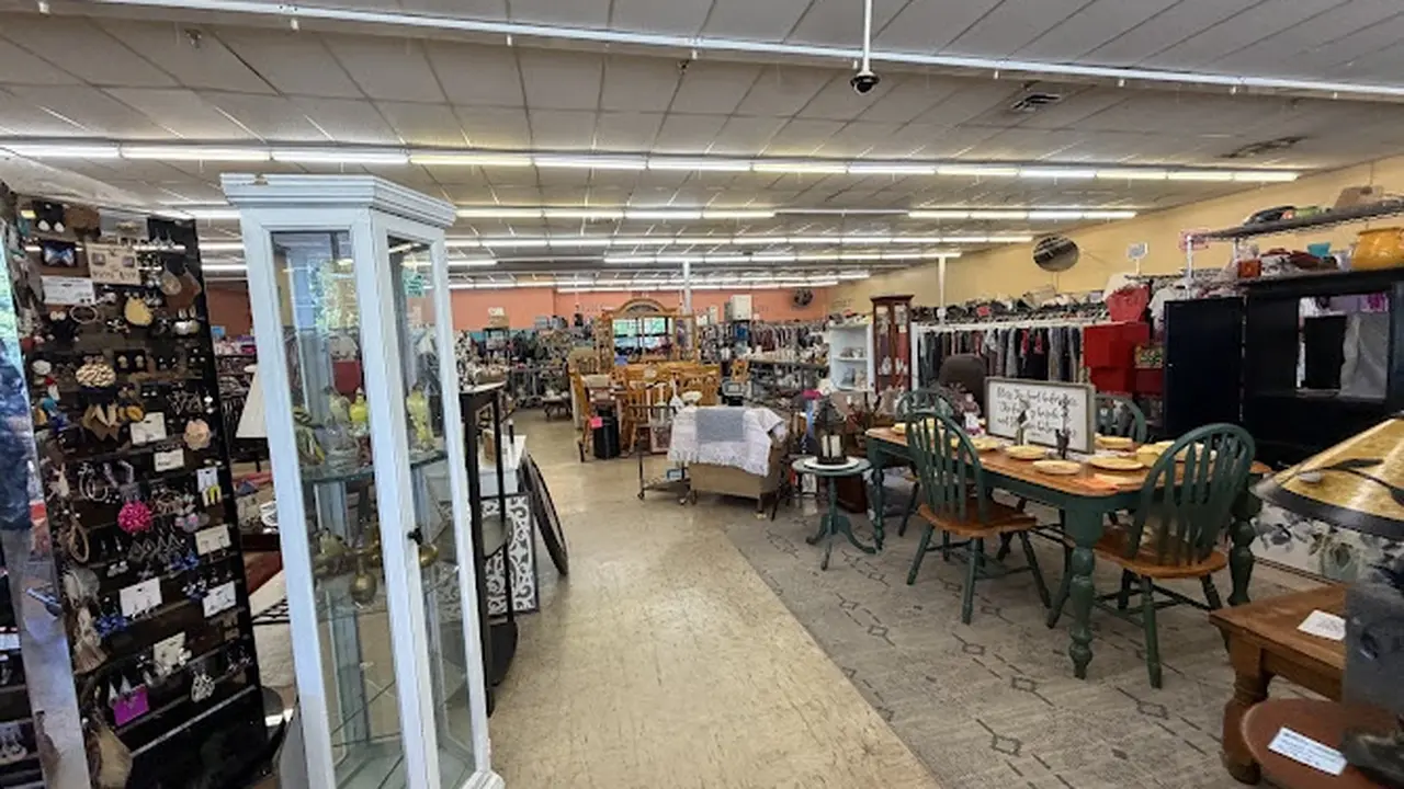 Consignment store in Church Hill, Tennessee: Flashbacks and Reruns