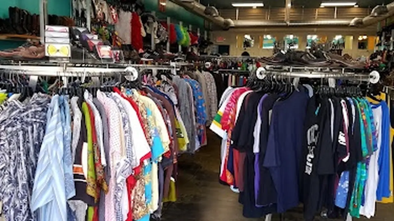 Consignment store in Encinitas, California: Flashbacks Recycled Fashion