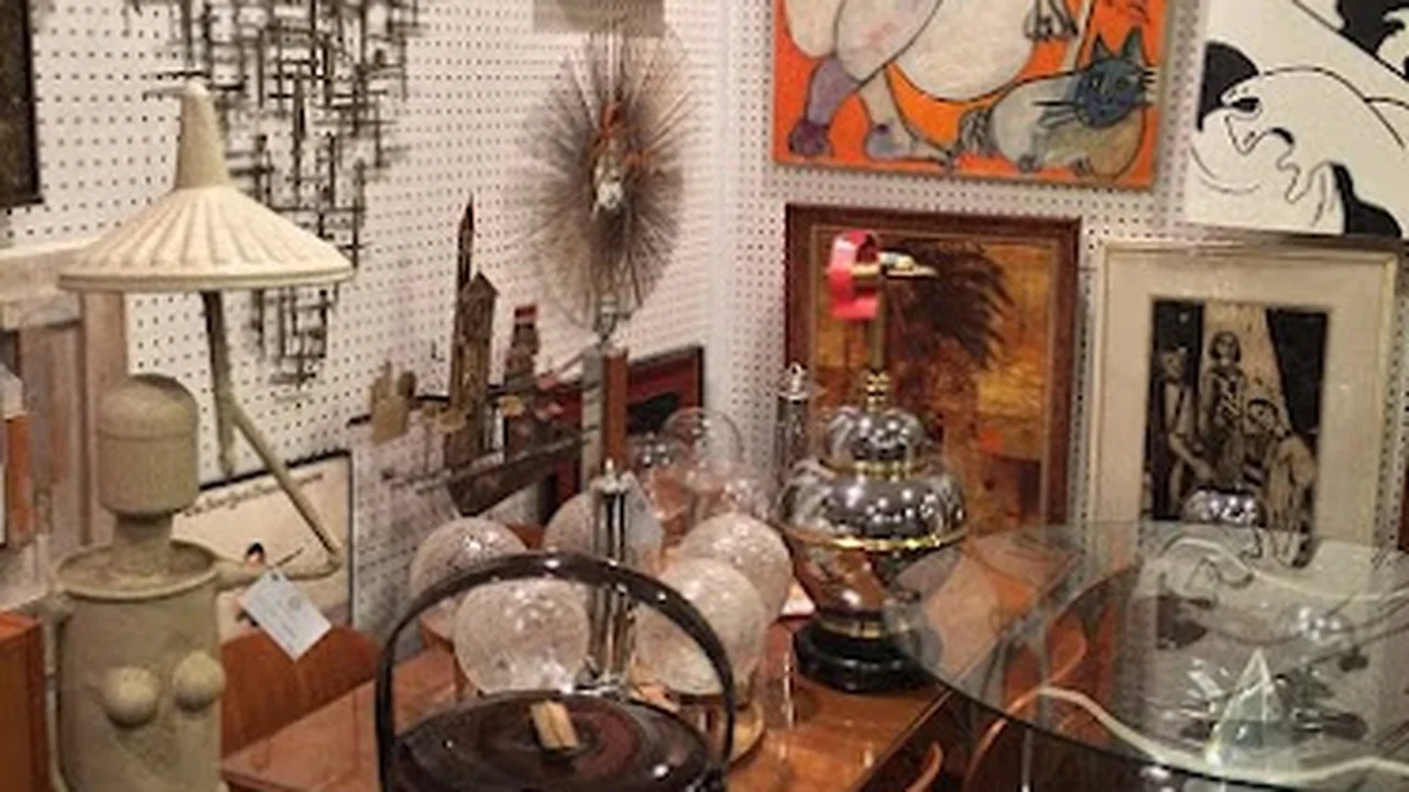 Consignment store in Redding, Connecticut: Fleur De Lis Antiques and Design