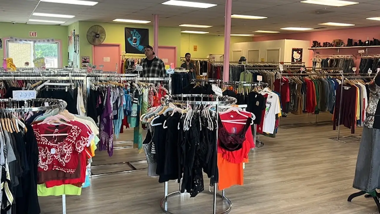 Consignment store in Santa Cruz, California: Forever Thrift